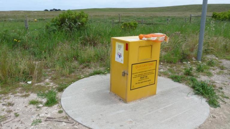 Quarantäne-Tonne an der Grenze von Victoria zu South Australien